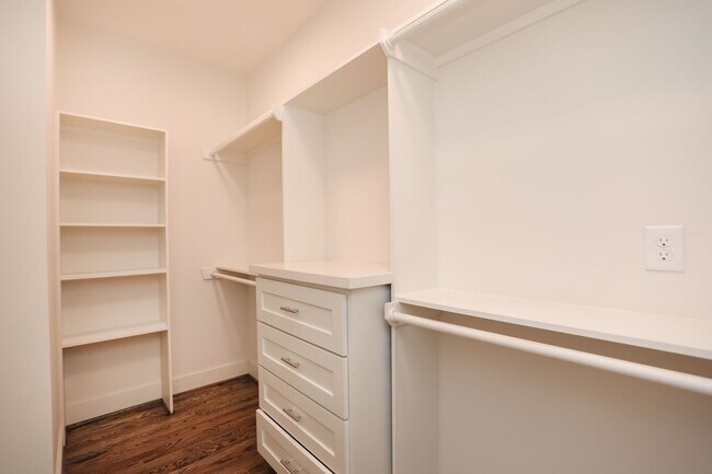 Building Photo - 1537 W 24th St