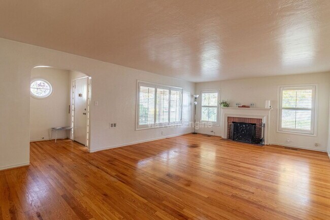 Building Photo - 966 W Mariposa Ave