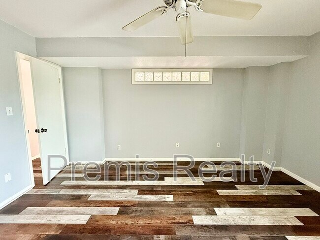 Building Photo - 2800 Cove Cay Dr