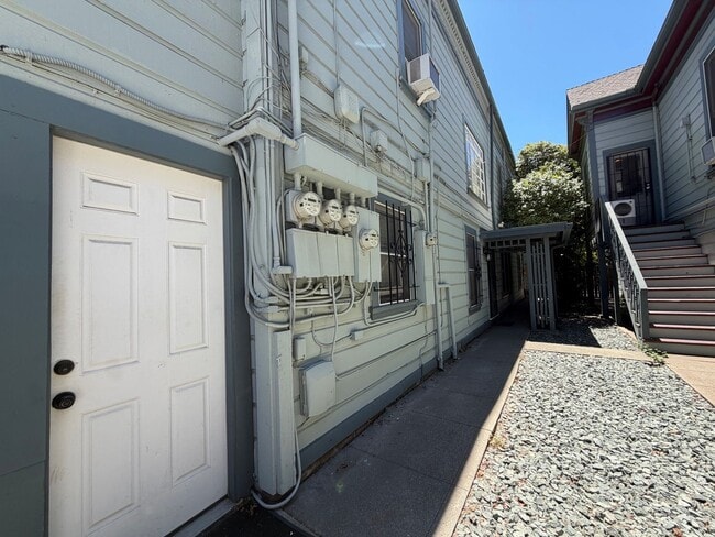 Building Photo - Updated & Spacious 1-Bedroom Apartment in Downtown Sacramento – Prime J Street Location