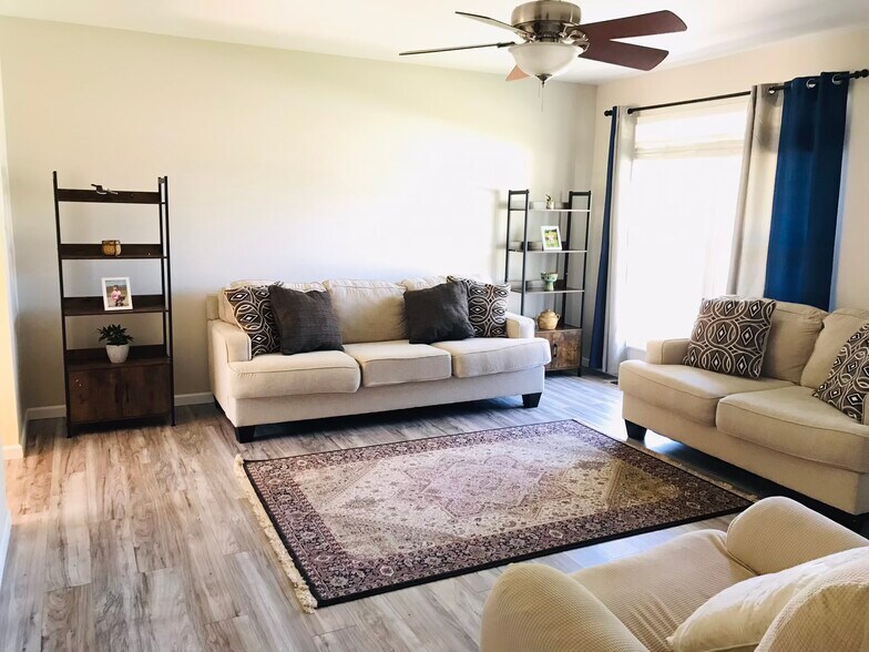 Building Photo - 30 Green Hill Ln