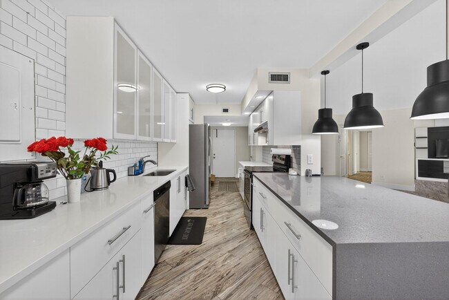 Building Photo - 4770 Fountains Dr S