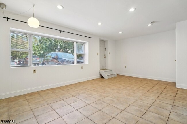 Building Photo - 109 S Orange Ave
