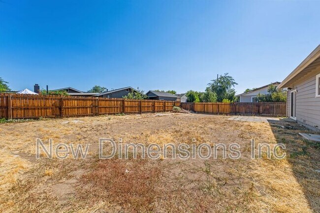 Building Photo - 2565 Pequop St