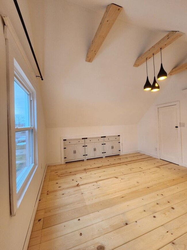 Building Photo - Beautiful and Spacious 3BR 2BA Home w/ Remodeled Kitchen • Patio & Fenced Yard in St. Matthews