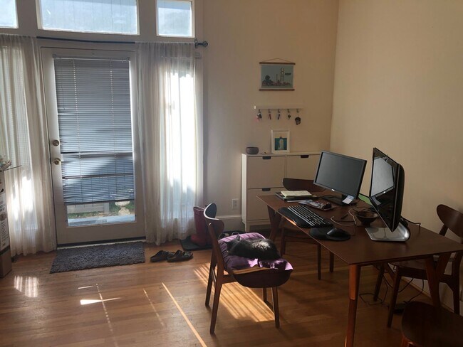 Building Photo - APPLICATION PENDING!!! 2 bedroom Secret Hi...