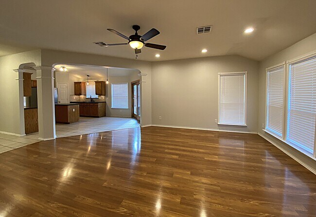 Building Photo - 102 Mission Dr