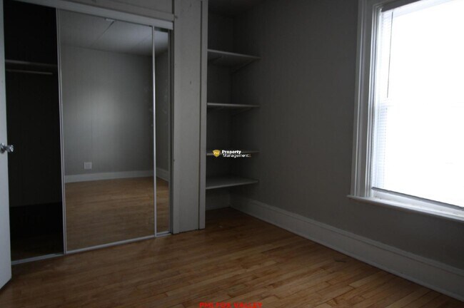 Building Photo - Large refurbished 3 Bedroom Upper