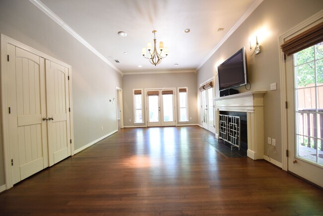Building Photo - Walk to Inwood Village! Charming 3 bed 3 b...