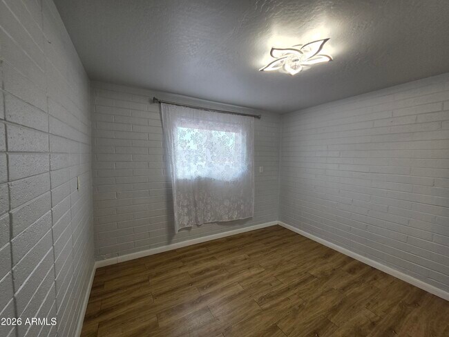 Building Photo - 574 S Park St