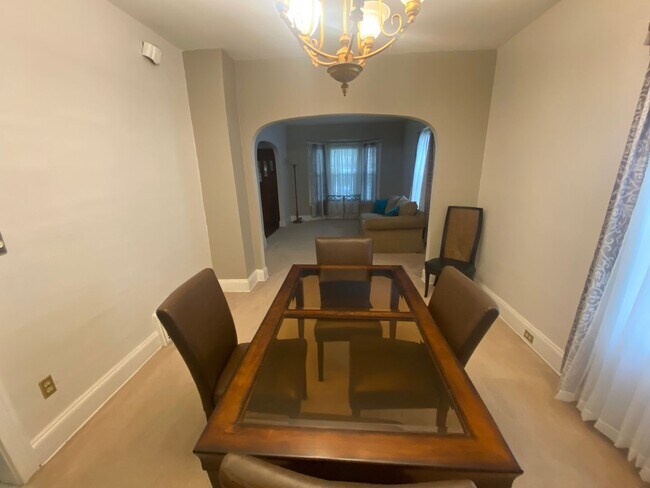 Building Photo - 3 Bed 2 Bath