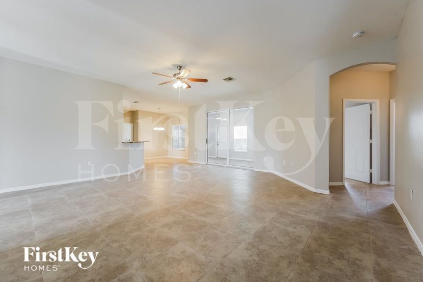 Building Photo - 820 Poinsettia Ave