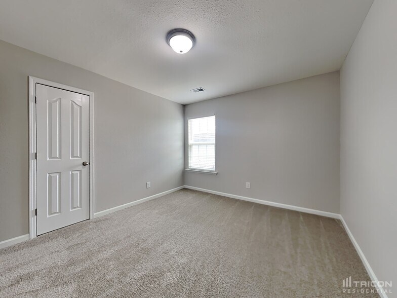 Building Photo - 905 Farnsworth Dr