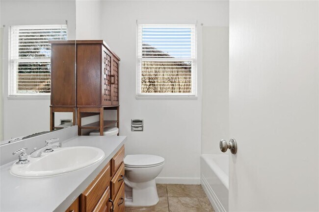 Building Photo - 2007 Montclaire St