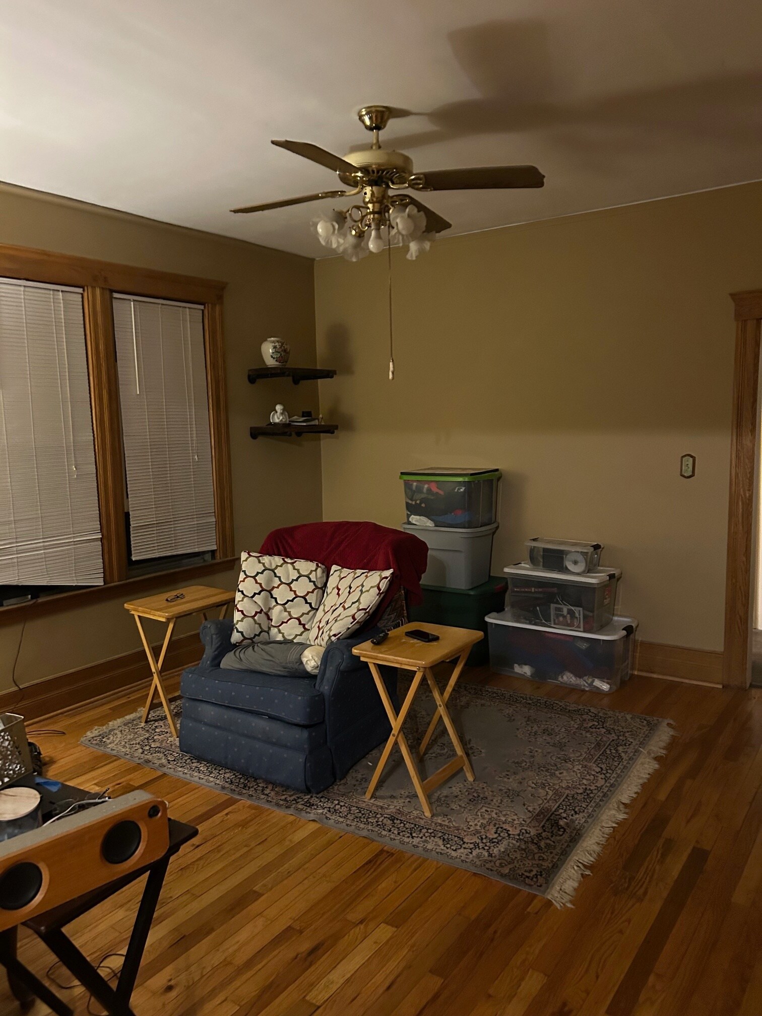 formal dining room or TV room - 1075 Lakepointe St