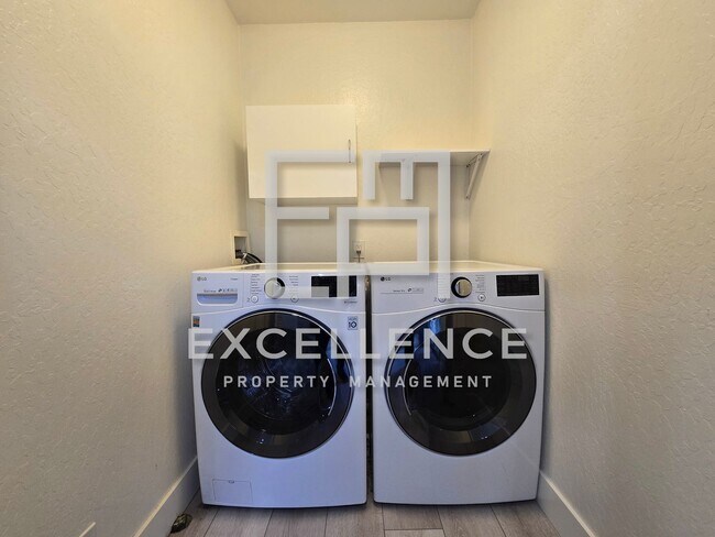 Building Photo - Beautiful 3/2.5 Home With 2 Fireplaces, Updated Kitchen, Spacious Yard and Covered Patio