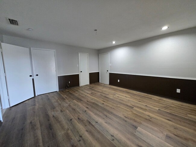 Building Photo - Stunning 4-bd 2.5 bath