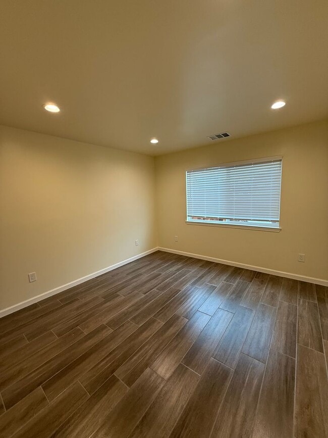 Building Photo - 1118 2nd St