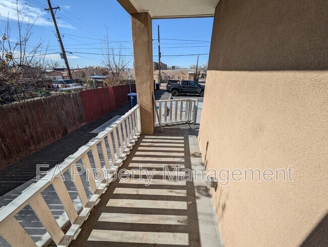 Building Photo - 725 Edith Blvd SE