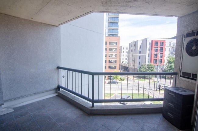 Building Photo - Centrally Located Mid-Town High-rise
