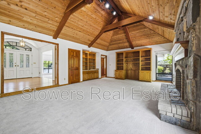 Building Photo - 618 Banister Ln