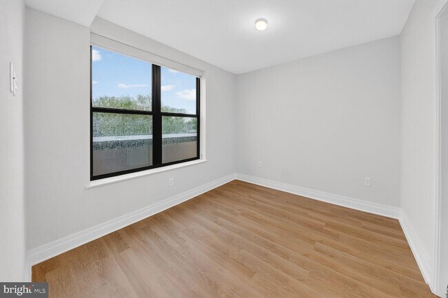 Building Photo - 811 N Columbus St