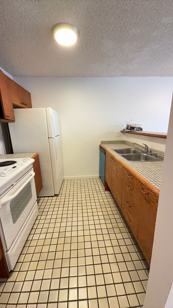 Building Photo - $2000 1BR/1BA, 1 Covered PKG, in the heart of Honolulu.