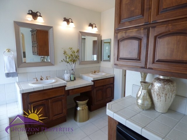 Building Photo - Modern Three-story 5 Bed 3.5 Bath 2,601 sqft Fair Oaks Home