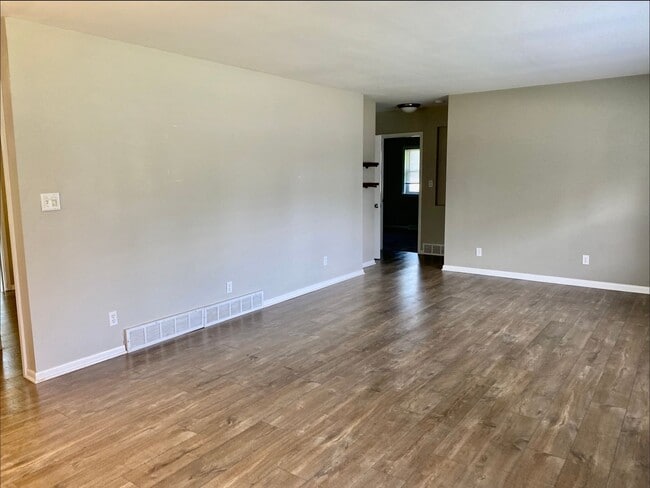 Building Photo - Brick Ranch in Forest Hills