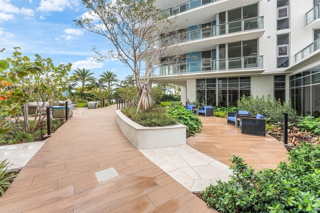 Building Photo - 220 Lake Shore Dr