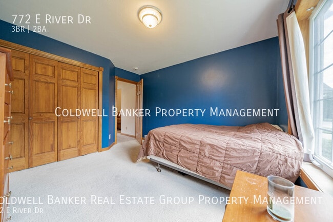 Building Photo - 772 E River Dr