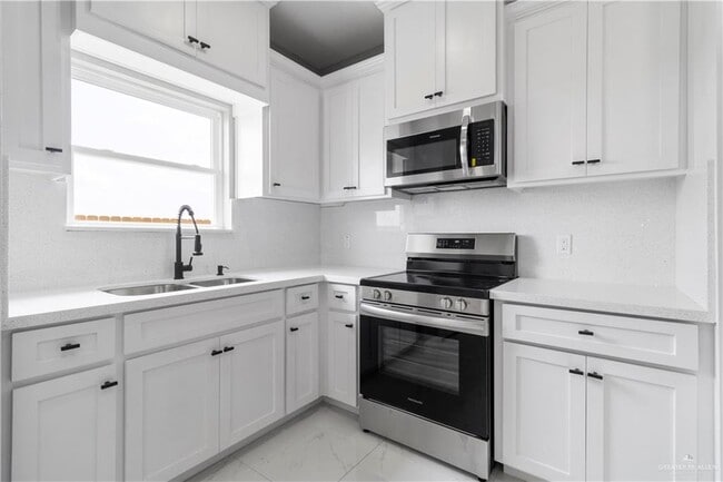 Building Photo - 916 13th St