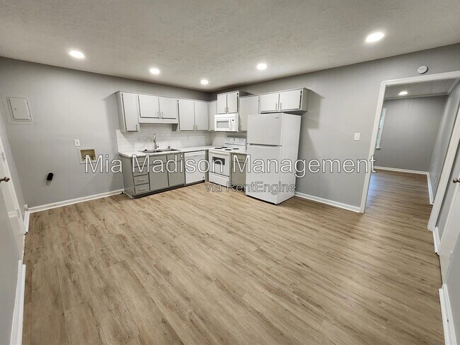 Building Photo - 111 E Mell St