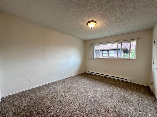 Building Photo - Charming 2-Bedroom Townhome in Sullivan's ...