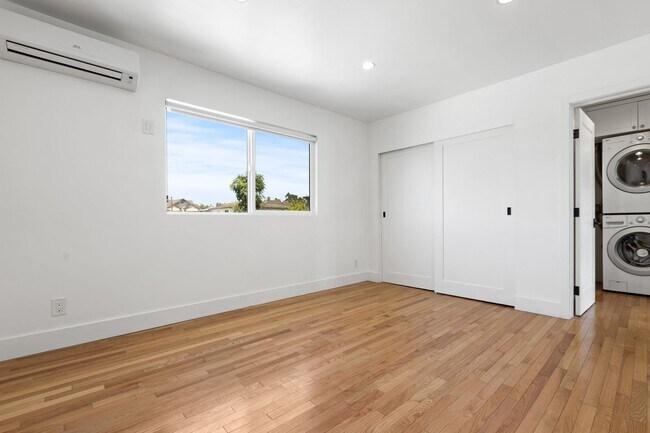 Building Photo - Beautifully updated 1 bed / 1 bath apartment in Echo Park is now available - Includes private par...