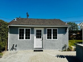Building Photo - Gorgeous 1 Bedroom ADU with Laundry and pr...