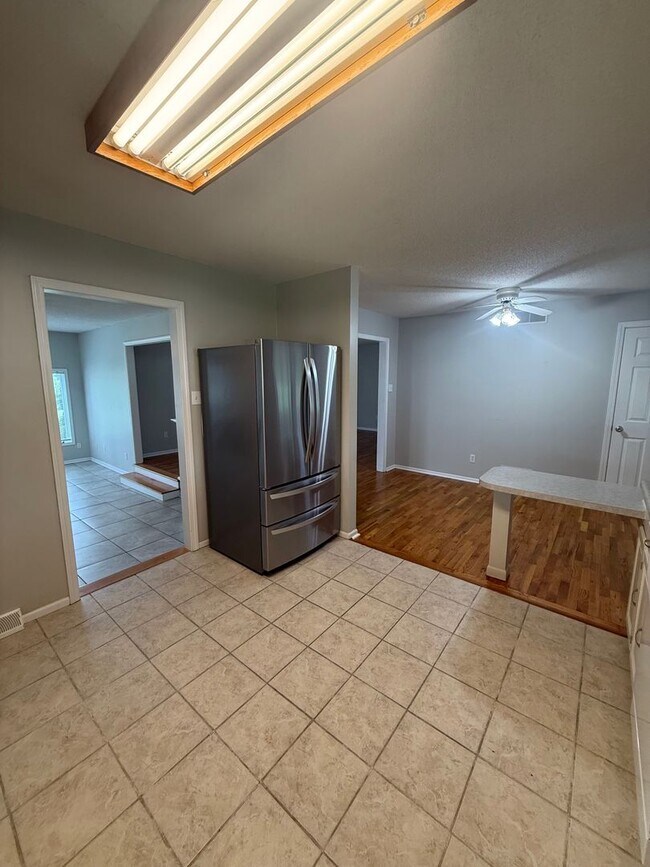 Building Photo - Charming 3-Bedroom, 3-Bathroom Farmhouse outside of Sturgeon MO - just 15 minutes from Columbia!