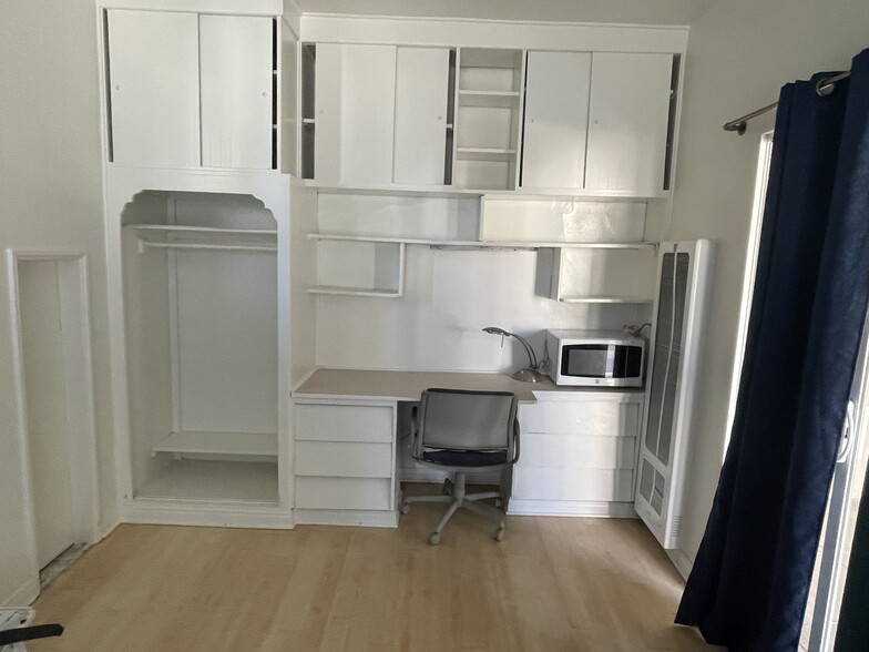 builtin desk 4th bedroom - 2935 Westwood Blvd