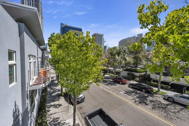 Building Photo - Modern 3 Bedroom Townhouse with Prime Location on Kettner Boulevard in San Diego