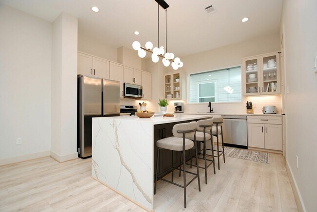 Building Photo - 6310 Illinois St