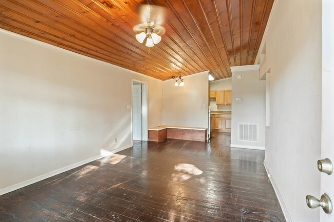 Building Photo - 111 N Hollywood Dr