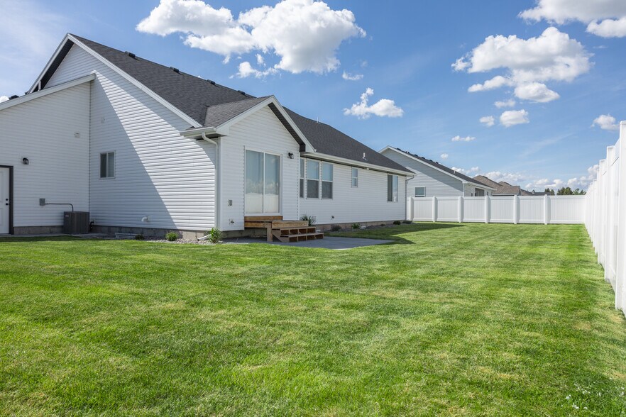 Building Photo - 1830 Mesa Canyon Dr