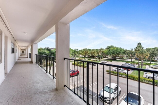 Building Photo - 3200 N Palm Aire Dr