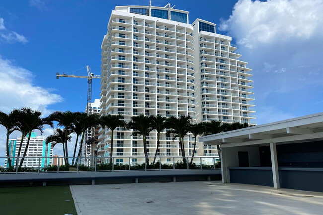 Building Photo - 3101 Bayshore Dr