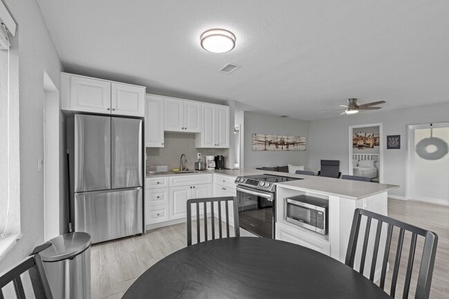 Building Photo - 1007 NE 9th Ct