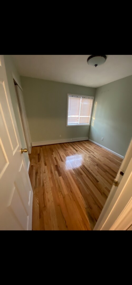 Building Photo - Well-Maintained 3-Bedroom House