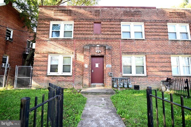 Building Photo - 431 Mellon St SE