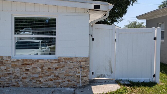 Building Photo - One bedroom one bath Adjacent apartment with private entrance.