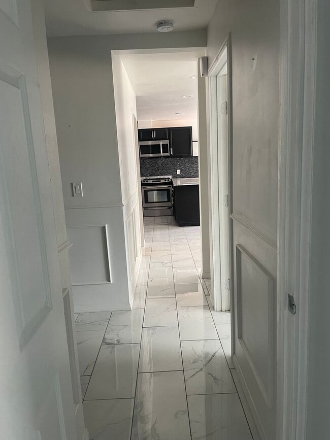 Building Photo - 2 bedroom 2 full bathrooms - Centrally loc...