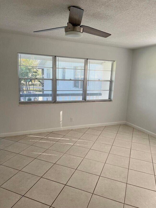 Building Photo - 162 Camden G